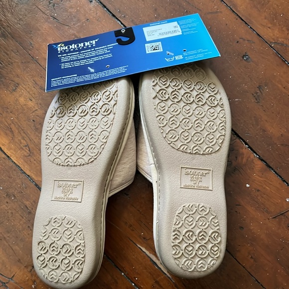Isotoner signature  Slide Slippers (For Women) size LG

Great gift! - Picture 3 of 3